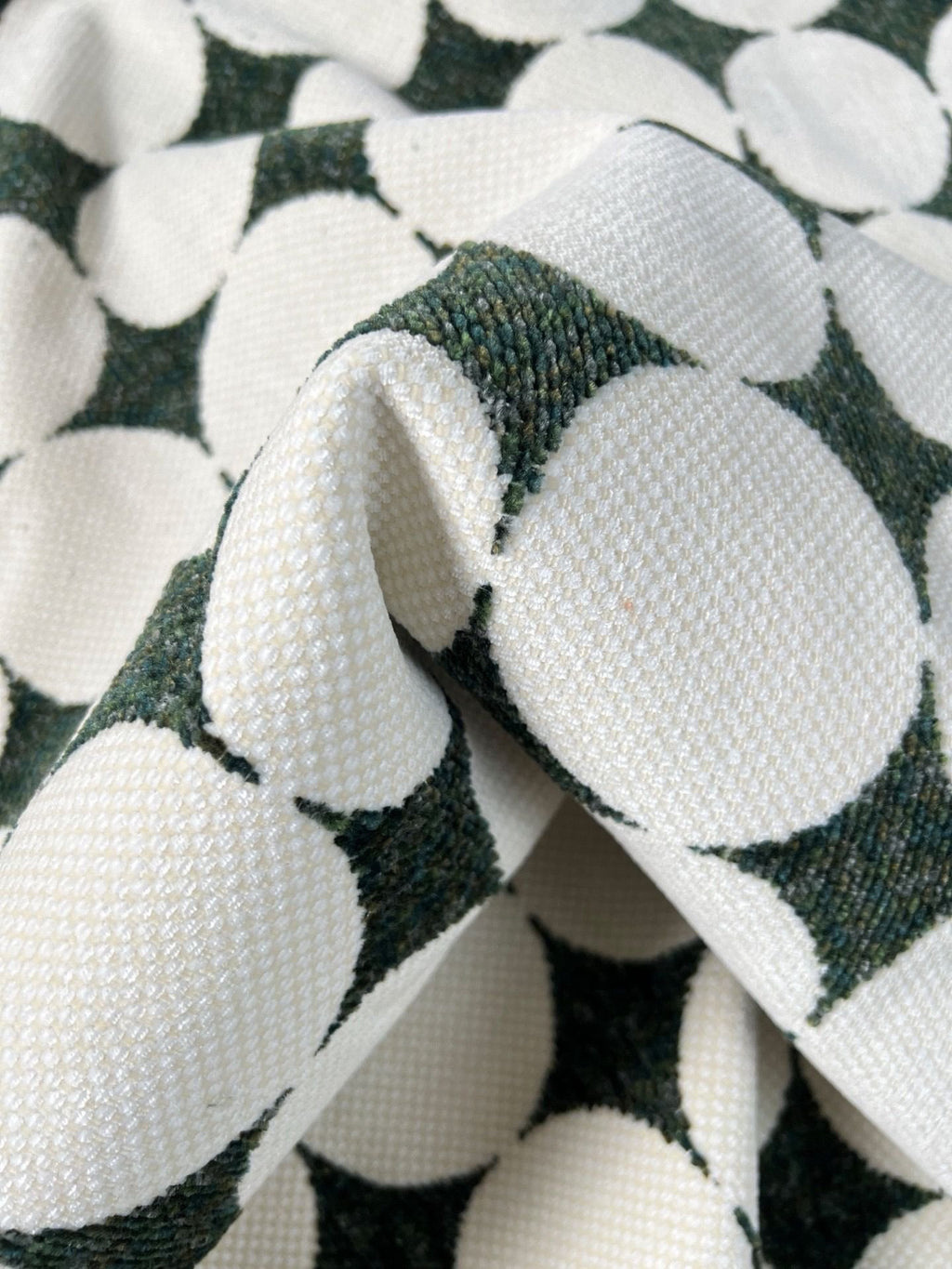Gario-18 | Retro Dot Geometry