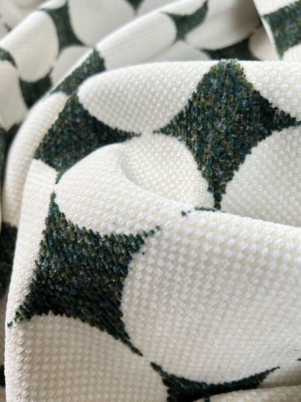 Gario-18 | Retro Dot Geometry
