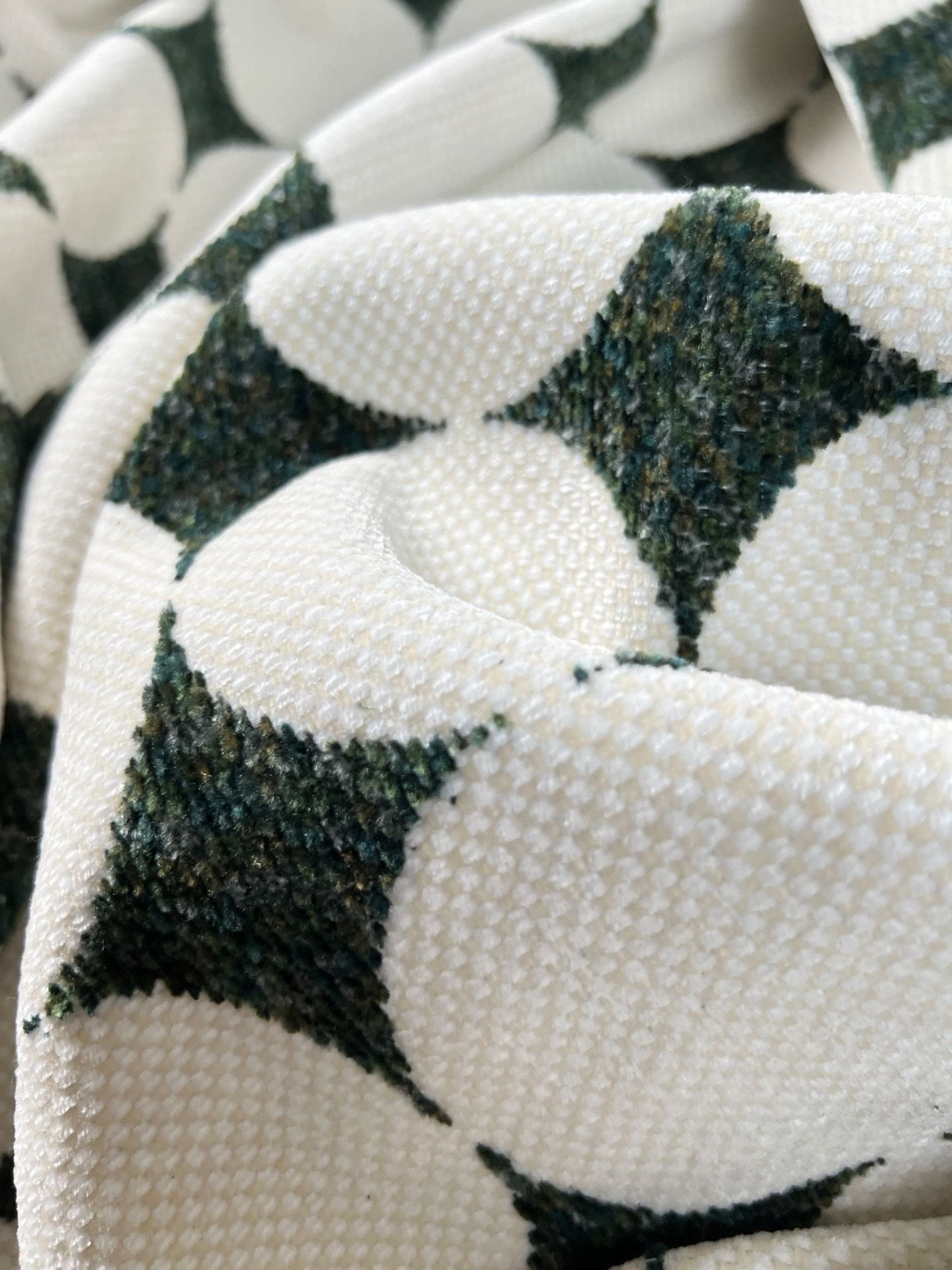 Gario-18 | Retro Dot Geometry