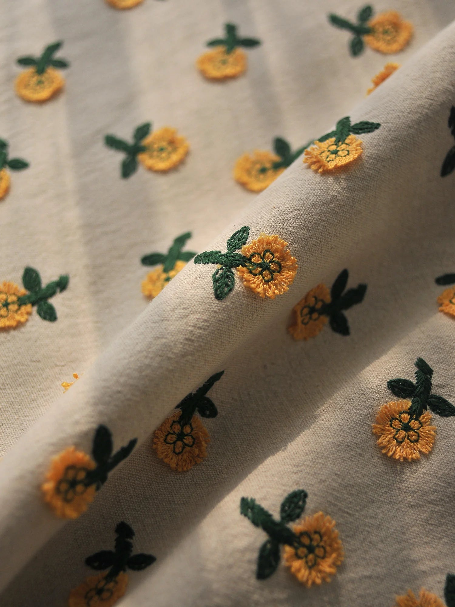 Jacquard WX625 - 37 | Embroidered Daisies