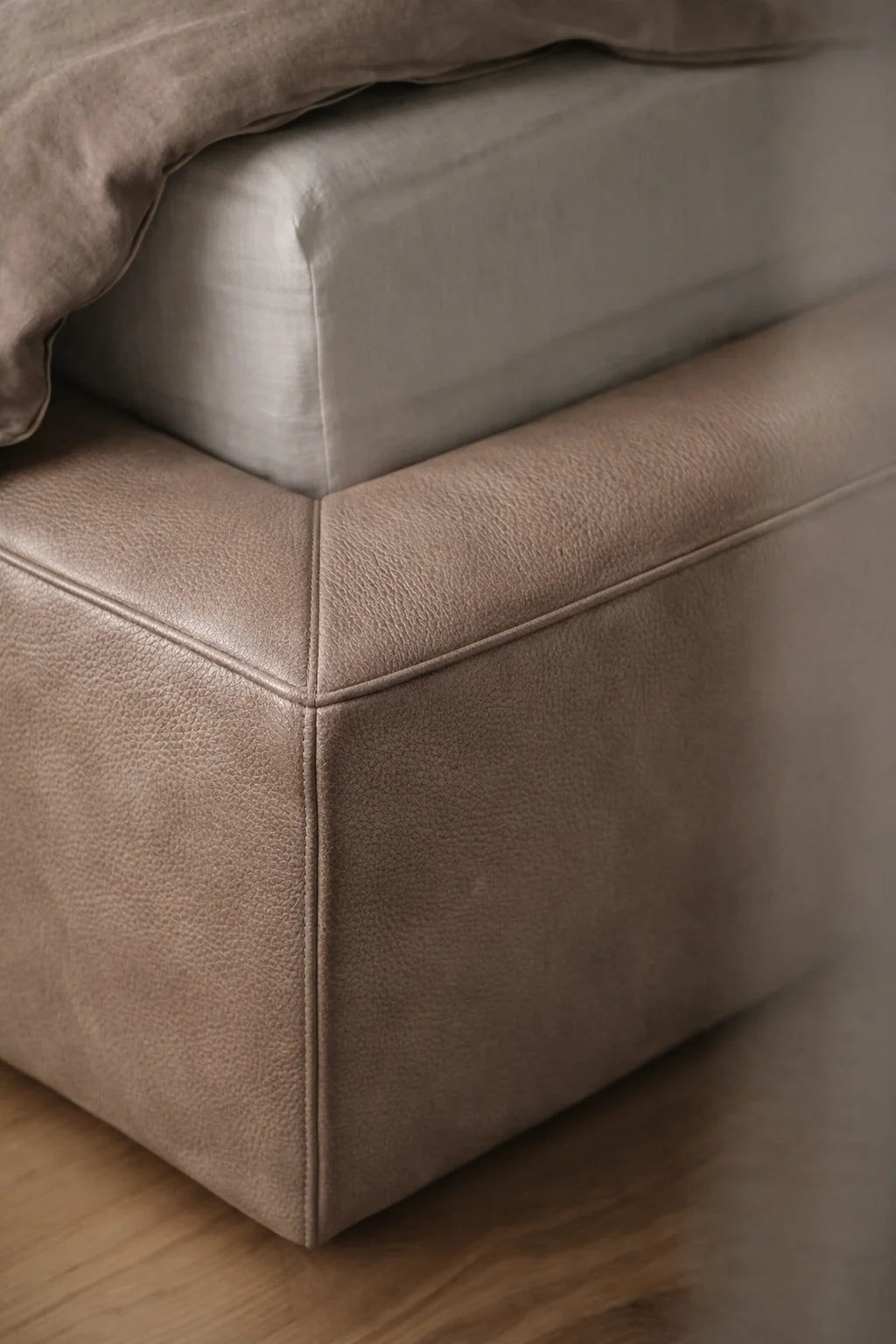 Light Gray Minotti YX-13 | Bed skirts